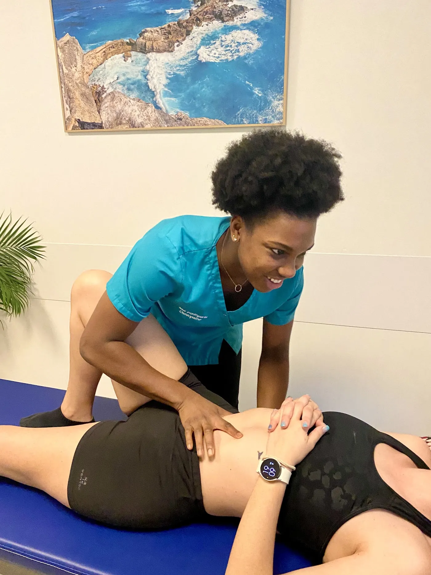 Mia Pontoparia en consultation avec une patiente